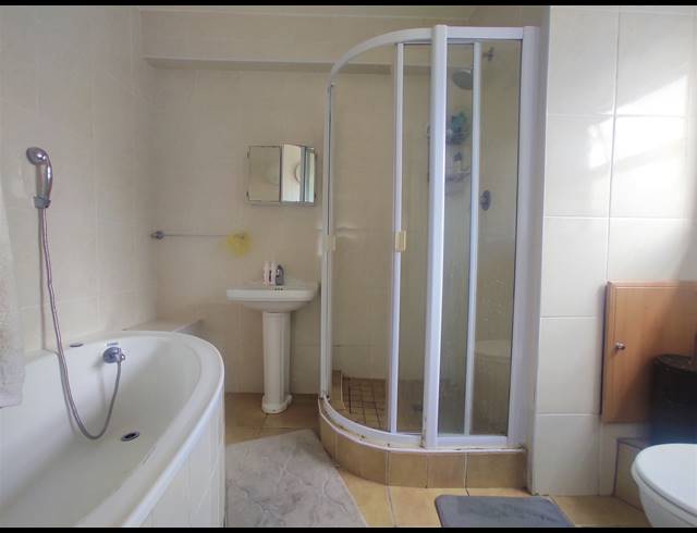 3 BEDROOM APARTMENT TO LET IN CLAREMONT UPPER